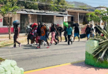 Migrant caravan arrives in Arriaga after traveling 240 kilometers from Tapachula