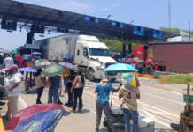 CNTE teachers release three toll booths in Chiapas for the second day; they support the national strike and sit-in.